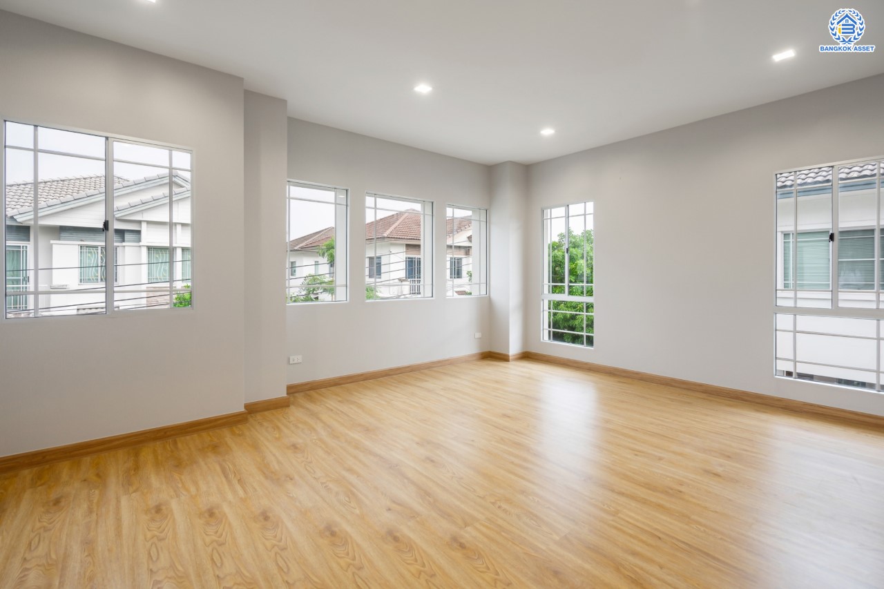 บ้านมือสองตกแต่งใหม่ แบรนด์สุดหรู L&H ม.มัณฑนา แจ้งวัฒนะ-ราชพฤกษ์ เนื้อที่ 55.3 ตร.ว. ฟังก์ชัน 3 ห้องนอน 3 ห้องน้ำ จอดรถได้ 2 คัน บรรยากาศ Private พร้อม Facilities ครบครัน! บนทำเลโซนเมือง เชื่อมต่อทุกการเดินทาง ใกล้เซ็นทรัลแจ้งวัฒนะ, เมืองทองธานี, ทางด่วน และรถไฟฟ้าสายสีม่วง "สถานีบางรักน้อยท่าอิฐ"